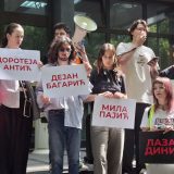 Studenti i građani ispred suda u Novom Sadu tražili oslobađanje prisluškivanih aktivista: "Solidarno stojimo uz zatvorenike režima" 6