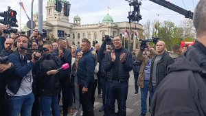 Radna grupa za bezbednost studenata u blokadi u Nišu ocenila je da stranačko okupljanje "Ne damo Srbiju" u Beogradu, koje organizuje Srpska napredna stranka, a traje najmanje tri dana, predstavlja "ozbiljan bezbednosni rizik", apelujući na građane da 12. aprila dođu na skup "Sloboda vlada čaršijom" u Novom Pazaru, koji je odgovorno organizovan i promoviše prave vrednosti.