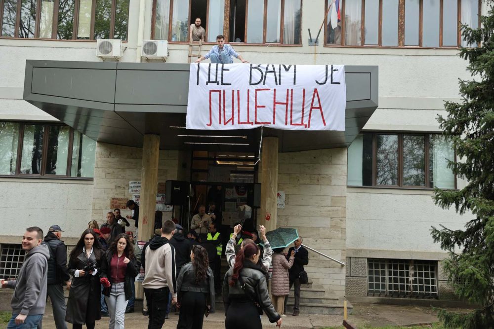 Protest na Medicinskom fakultetu Niš "Medicinski fakultet pokrenuo postupak protiv profesora Milana Ćirića jer je prekinuo nastavu zbog 16 minuta tišine za žrtve u Novom Sadu": Slobodni univerzitet u Nišu 3