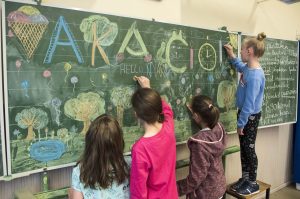 Unija sindikata prosvetnih radnika Srbije (USPRS) pozvala je danas sve lokalne samouprave u državi da se konsultuju sa gradonačelnikom Beograda Aleksandrom Šapićem i da, po ugledu na glavni grad, nađu način kojim će obezbediti sredstva za svoje đake i zaposlene u obrazovanju.