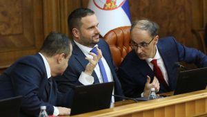 "Za 48 sati biće tačno 100 dana kako Republika Srbija nema Vladu. Rezultati nepostojeće Vlade u brojevima su sledeći: 30 ministara, 31+ službeni automobil i vozači; 1 premijer, Đuro Macut - 1 gostovanje na javnom servisu. 1 vila od milion evra. 1 diplomatski gaf – zahvalnost Egiptu zbog podrške oko Kosova, iako je Egipat priznao tzv. Kosovo. 1 intervju za ruski TASS. 1 opasna laž “dok se ja pitam nećemo izvoziti oružje u Ukrajinu”. Dalje, 0 konferencija za medije. 0 intervjua za domaće medije. 0 rezultata premijera i ministara".