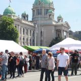 NUNS: Nadležni da pronađu osobe koje su napale novinarku Foneta ispred Skupštine Srbije 11