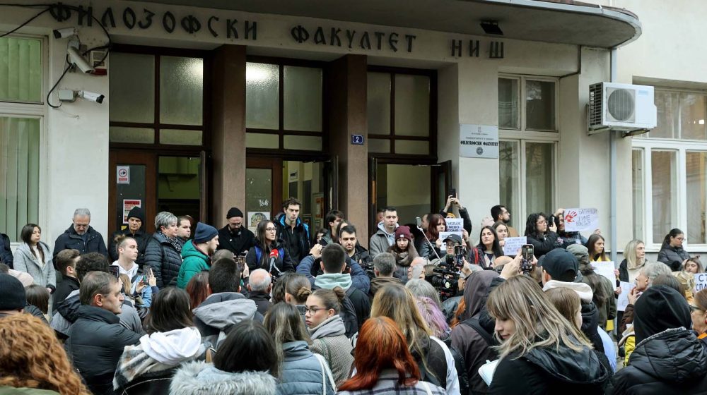"Zajedno ćemo pobediti": Studente uhapšene u Beogradu zbog navodnog rušenja ustavnog poretka kolege u Nišu dočekale "kao heroje" 1