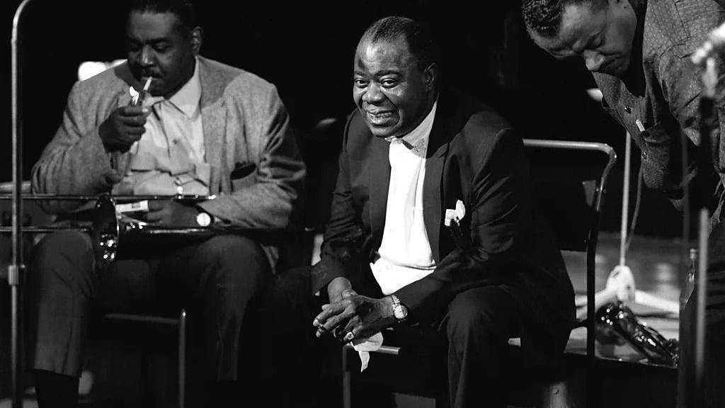 Luj Armstrong: Američka džez ikona i njegovo kontroverzno nasleđe 2 Luj Armstrong na bini
