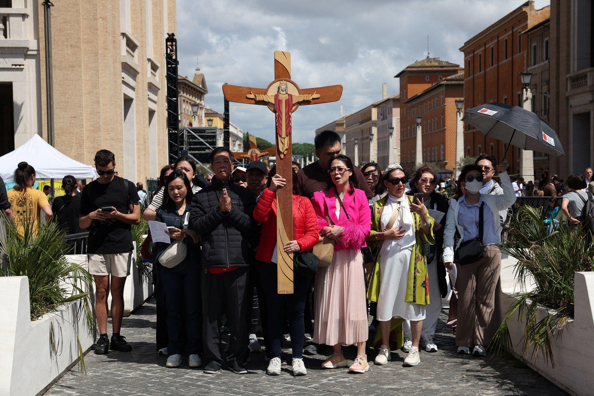 Crni dim u Vatikanu: Kardinali ponovo glasaju o novom papi 7 vernici na ulazu na trg Svetog petra
