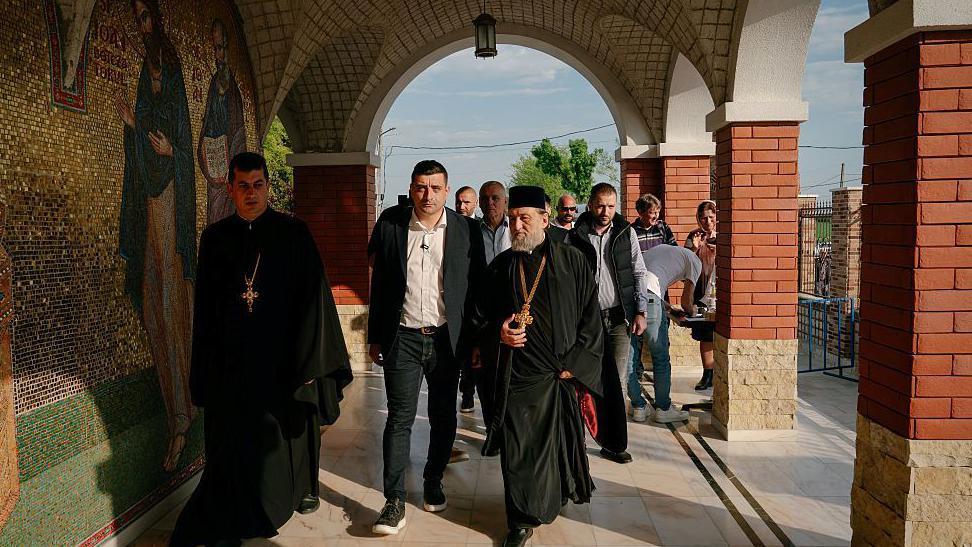 Predsednički izbori u Rumuniji - drugi pokušaj 2 Đorđe Simion u poseti manastiru tokom kampanje