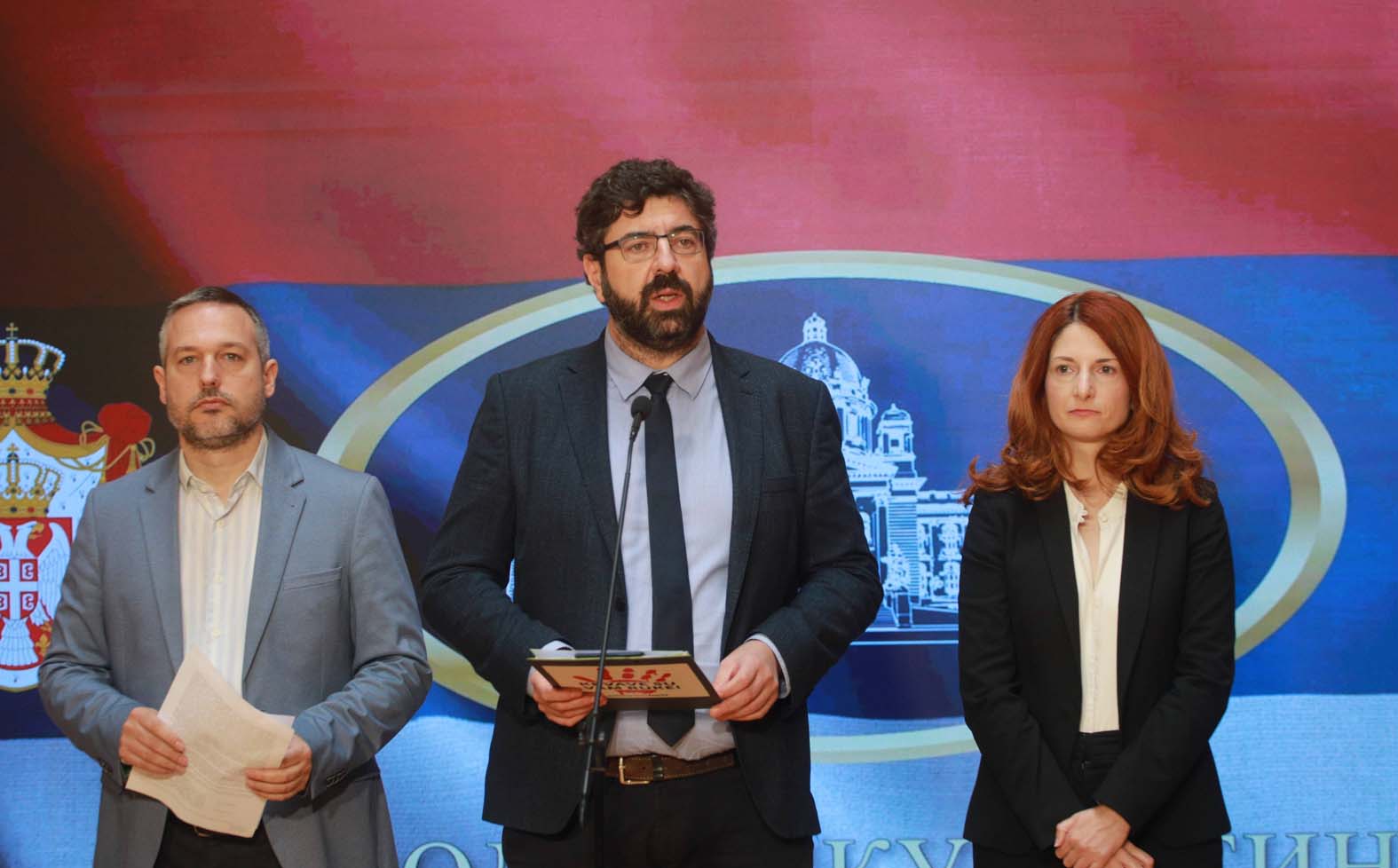 Prve reakcije na kriznu noć: Da li se to Vojska stavila na stranu SNS? 10 Prve reakcije na kriznu noć: Da li se to Vojska stavila na stranu SNS? 9