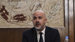 Udruženje novinara Srbije (UNS) zatražilo je da parlamentarni Odbor za kulturu i informisanje odbaci kandidaturu savetnika u Ministarstvu za informisanja i telekomunikacije Miloša Garića za člana Saveta REM jer je, kako se navodi, "suprotno zakonu vlasnik preduzetničke radnje za proizvodnju televizijskog sadržaja".