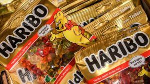 Kolačići sa marihuanom i hašišom su možda su uobičajeni u Holandiji, ali kanabis u kesicama dečijih bombona nije, i kompanija Haribo je povukla svoje slatkiše Happy Cola F!ZZ nakon što su u njima pronađeni tragovi droge, prenosi Gardijan.