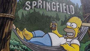 Pravoslavni sveštenik iz Rusije pohvalio je dugogodišnju američku animiranu seriju „Simpsonovi“ zbog promovisanja tradicionalnih porodičnih vrednosti, dok je istovremeno kritikovao rusku filmsku i televizijsku industriju što ne prikazuje slične jake nuklearne porodice.