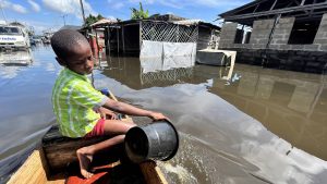 Najmanje 111 osoba je danas poginulo u Nigeriji u poplavama koje su pogodile trgovački grad Mokva posle obilne kiše, izjavili su zvaničnici.