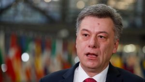 Češki ministar pravde Pavel Blažek podneo je danas ostavku zbog poklona u kriptovaluti u vrednosti od skoro 41 milion evra ministarstvu pravde od osudjenog dilera droga, koji proverava Narodna centrala za borbu protiv organizovanog kriminala zbog podozrenja da je reč o pranju prljavog novca.