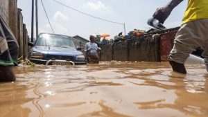 Najmanje 104 osobe su poginule u poplavama u selu blizu obale jezera Tanganjika u istočnom delu Demokratske Republike Kongo, saopštile su danas tamošnje vlasti.