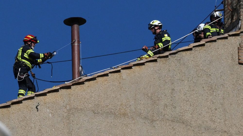 U Vatikanu postavljen dimnjak koji će signalizirati izbor novog pape 1