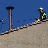 U Vatikanu postavljen dimnjak koji će signalizirati izbor novog pape 9