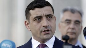 Đorđe Simion, ubedljivi pobednik prvog kruga predsedničkih izbora u nedelju u Rumuniji, važi za krajnje desnog populistu koji se protivi daljem slanju pomoći Ukrajini, zbog čega neki strahuju da bi njegova eventualna pobeda mogla da podrije jedinstvo Evropske unije i NATO-a i evropsku stabilnost.