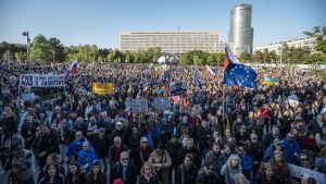 U Bratislavi i još nekim gradovima Slovačke danas su održane deomonstracije zbog toga što je populistički premijer Robert Fico otišao u Rusiju na obeležavanje Dana pobede.