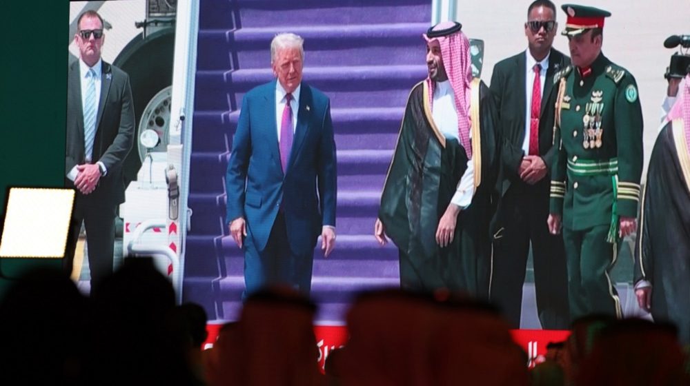 Predsednik SAD započeo svoju prvu veliku međunarodnu posetu: Ljubičasti tepih za Trampa u Rijadu (VIDEO) 1