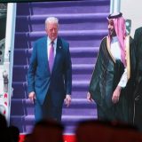 Predsednik SAD započeo svoju prvu veliku međunarodnu posetu: Ljubičasti tepih za Trampa u Rijadu (VIDEO) 5