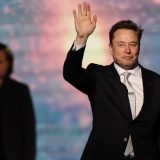 Mask poručio da će njegov humanoidni robot "iskoreniti siromaštvo", pa zaplesao s njim nakon što mu je odobrena "plata veka" (VIDEO) 5