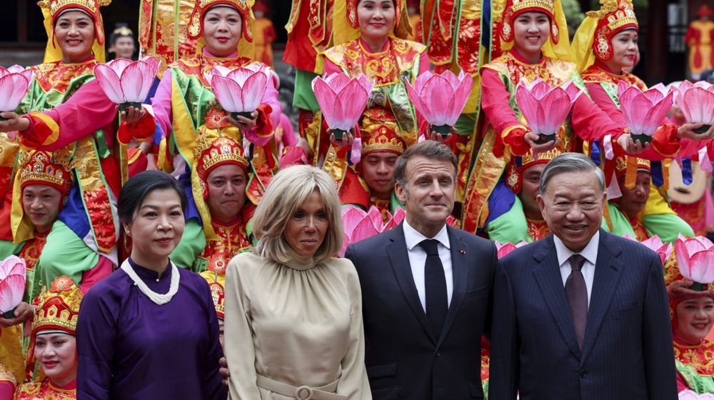 Da li je Makron ovo "popio" šamar od supruge ili je to bio "trenutak bliskosti"? (VIDEO) 1