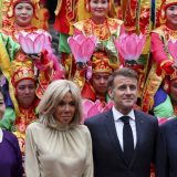 Da li je Makron ovo "popio" šamar od supruge ili je to bio "trenutak bliskosti"? (VIDEO) 6