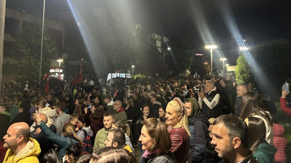 Prve grupe studenata u Loznici dočekane uz vatromet, uoči predstojćeg protesta "Marš na Drinu" 1