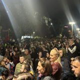 Prve grupe studenata u Loznici dočekane uz vatromet, uoči predstojćeg protesta "Marš na Drinu" 2