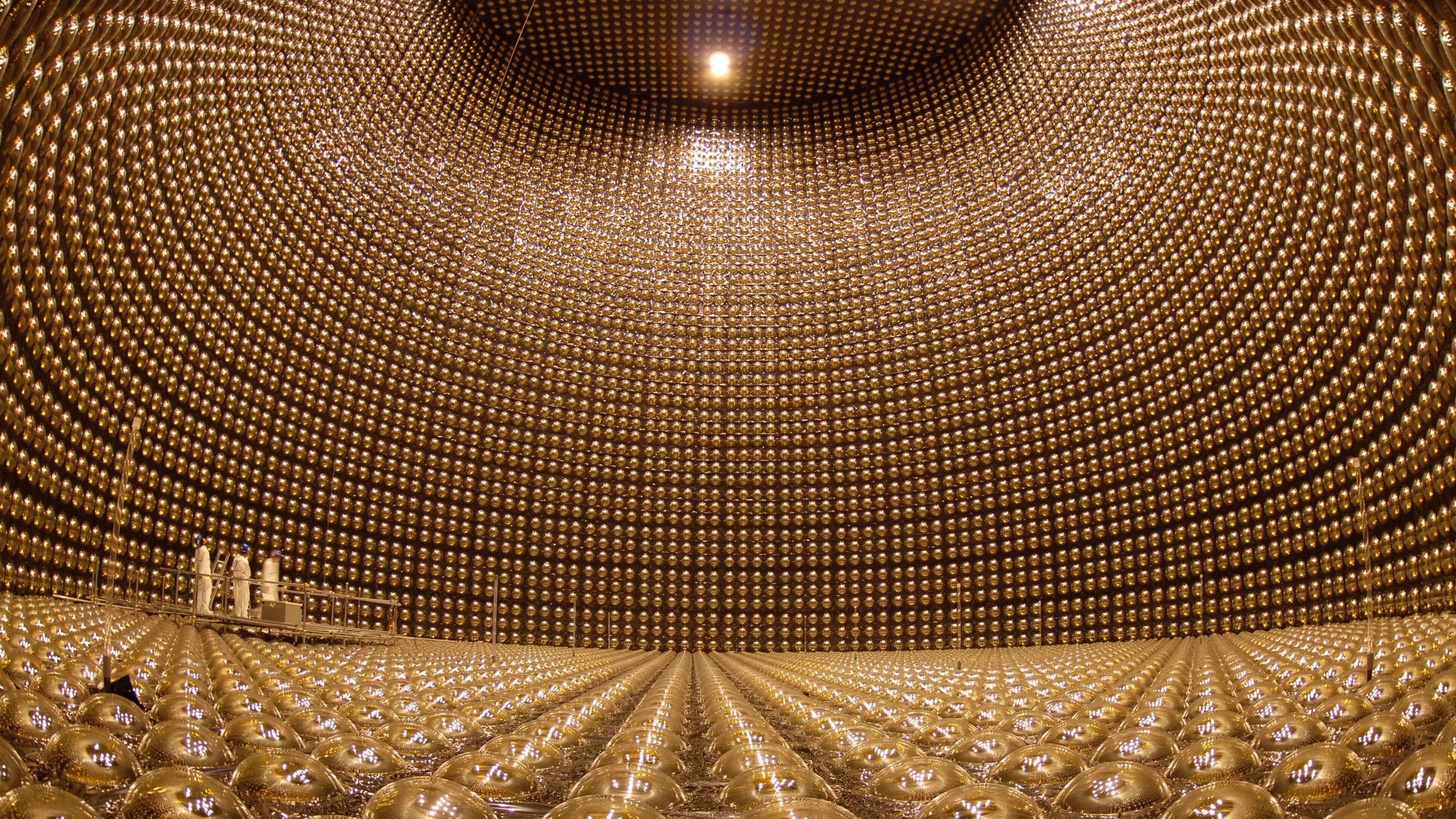 Naučnici se utrkuju da otkriju zašto postoji svemir 4 Džinovska soba ispunjena zlatnim kuglama koje čine pod i zakrivljene zidove