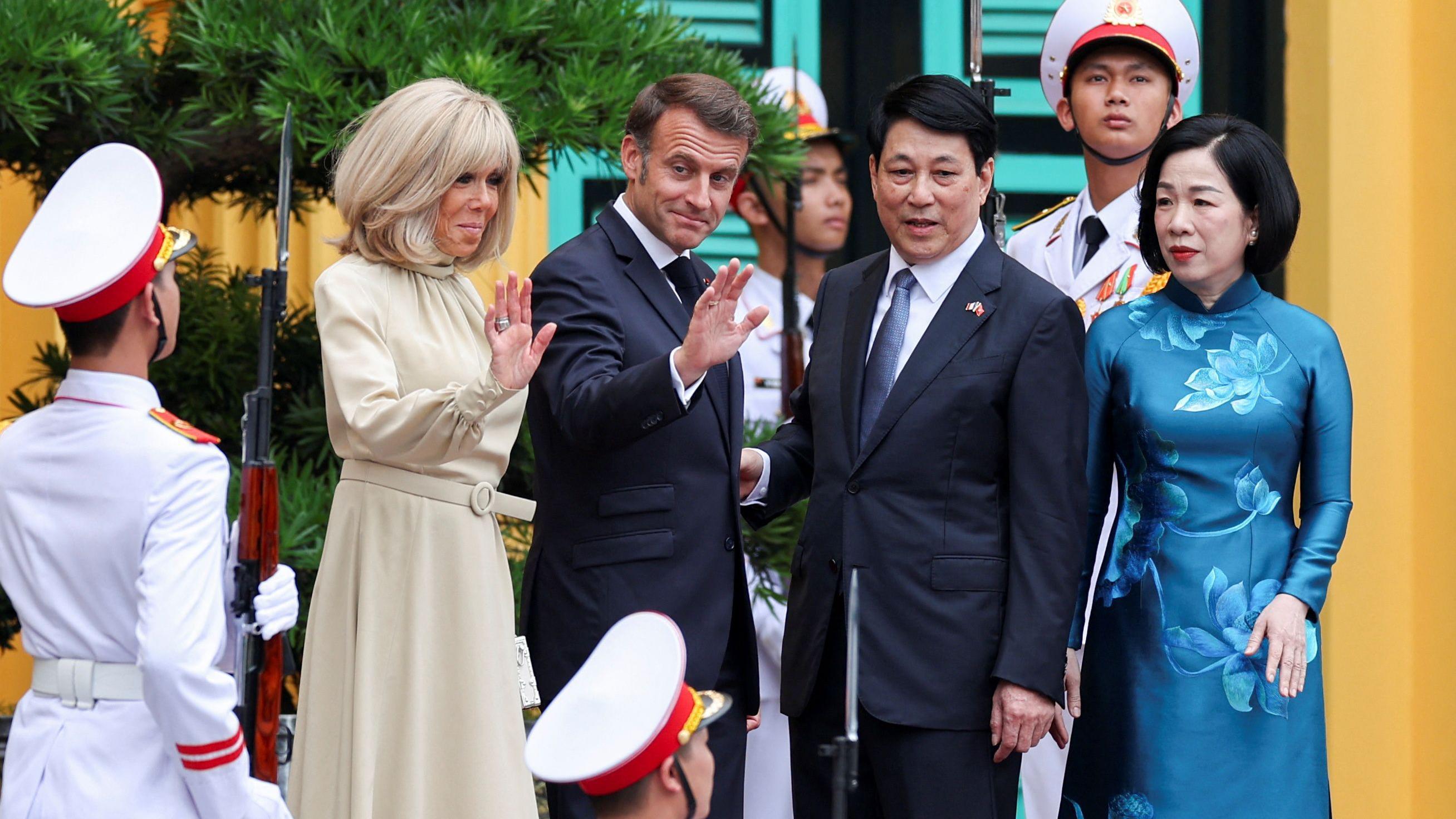 Emanuel i Brižit Makron: 'Šamar' ili 'trenutak bliskosti' 1 emanuel i brižit makron