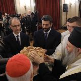 Nasušna potreba nam je međusobni mir i ljubav, braća smo: Patrijarh Porfirije, Đuro Macut i Aleksandar Šapić lomili slavski kolač 2