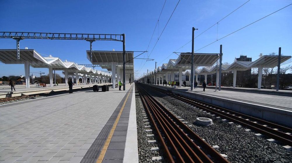 Stanari bloka 8 u Petrovaradinu zbog premeštanja železničke stanice žive u kolapsu: "Dok nadležni ćute mi čekamo novu tragediju" 1