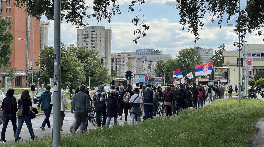 „Kosovo je srce Srbije“: Završen protest podrške u Novom Sadu srpskim maturantima i narodu na Kosovu i Metohiji (VIDEO) 1