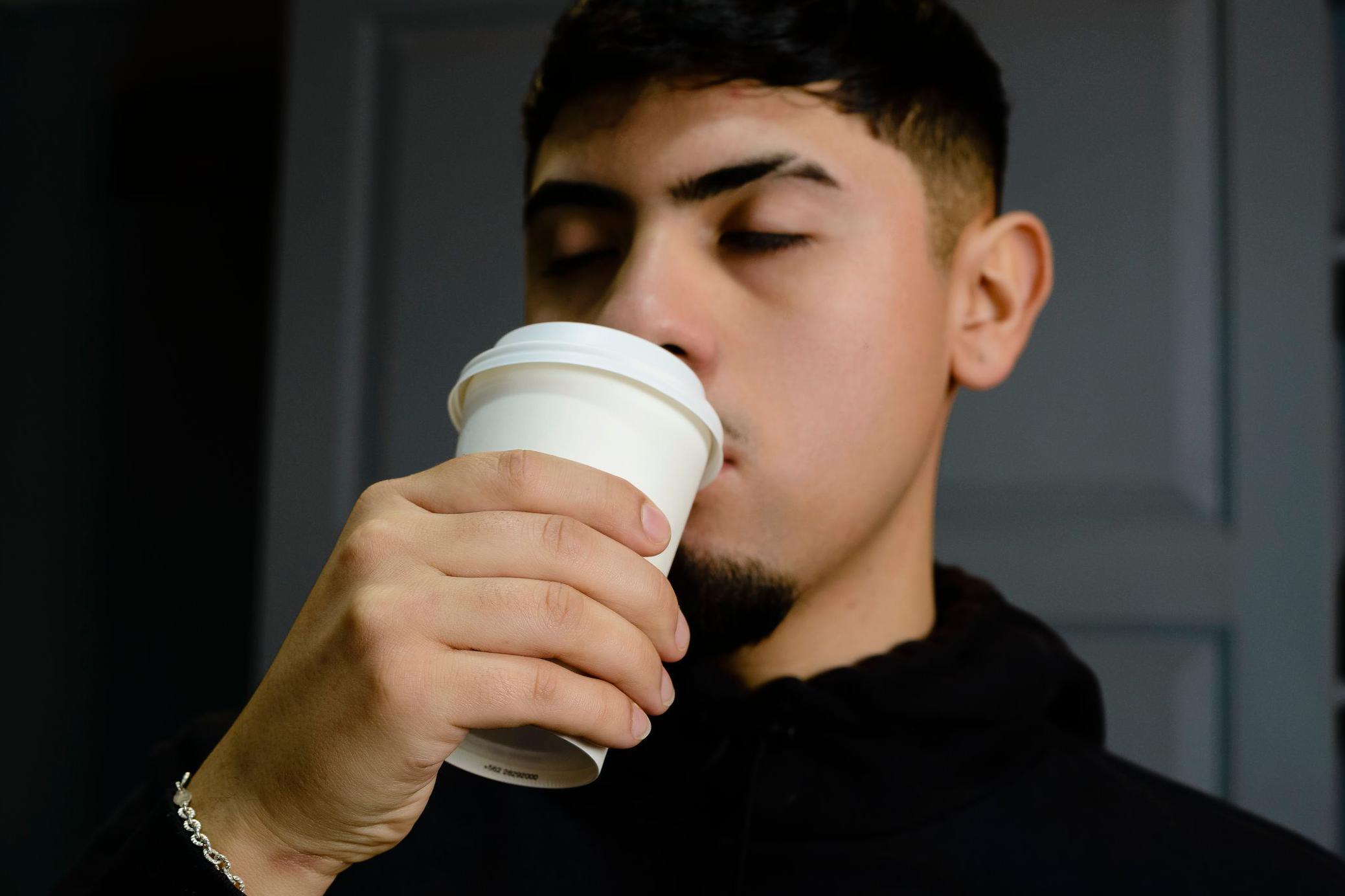 kafa, muškarac pije kafu