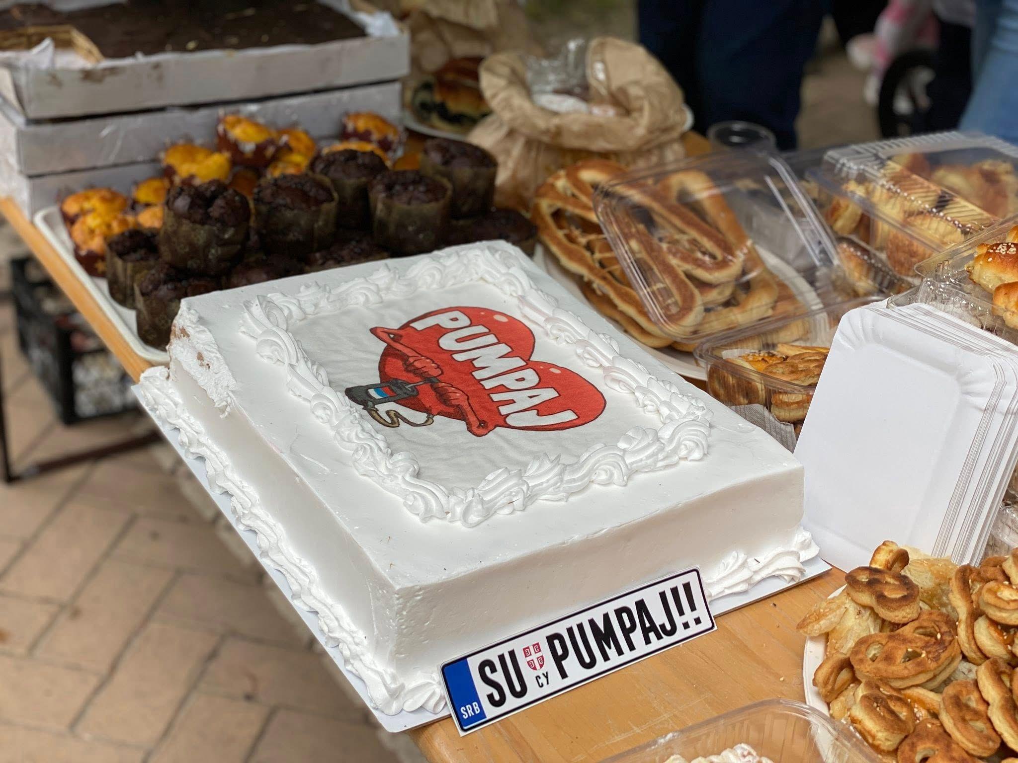 Torta na kojoj je pumpa u srcu i pored registarske tablice SU Pumpaj