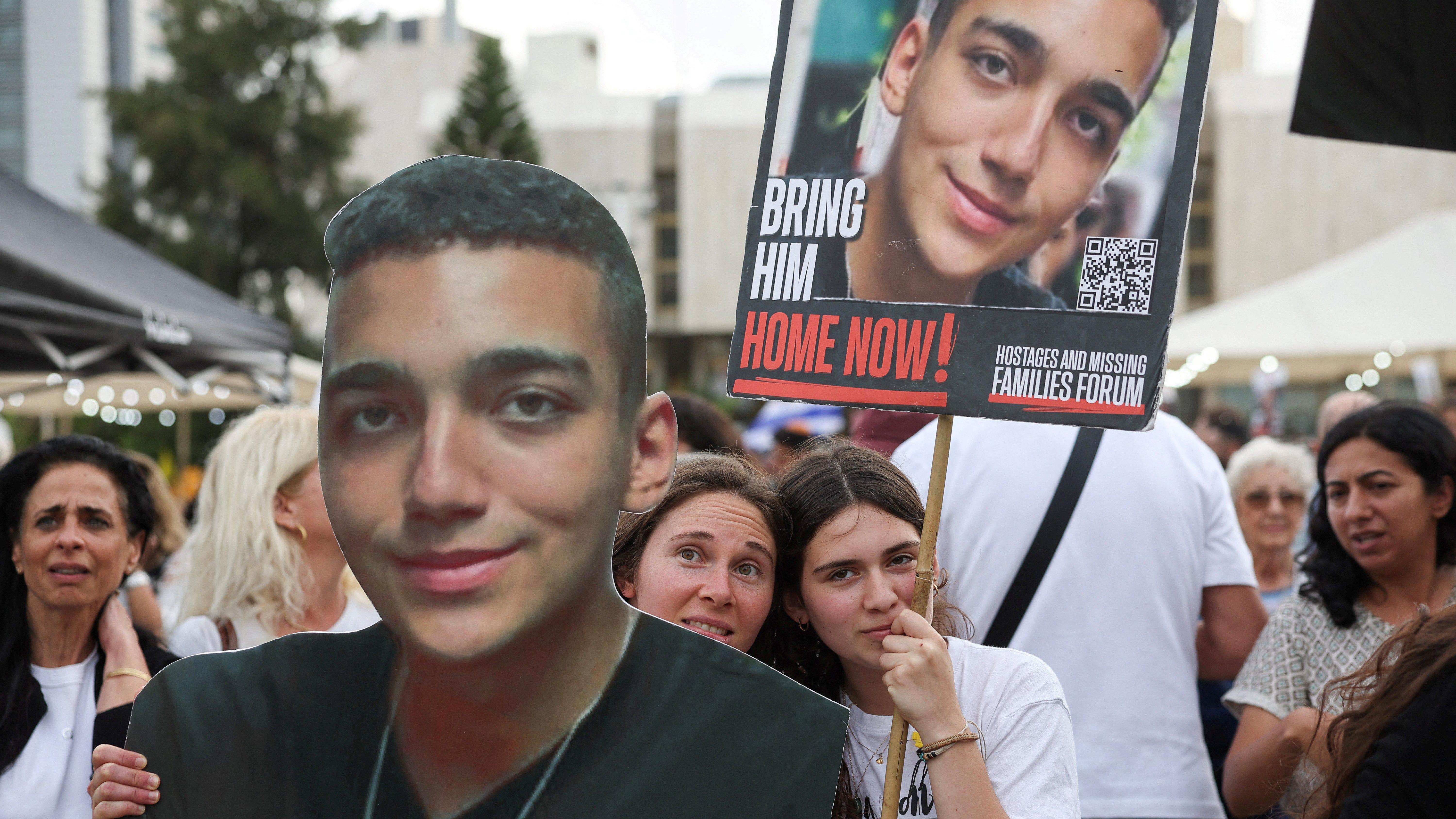 Hamas oslobodio američkog državljanina, još 58 zarobljenih talaca 1 Transparenti sa likom Idana Aleksandera