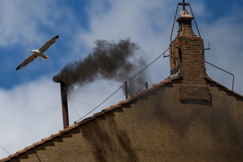 Beli dim u Vatikanu: Izabran novi papa 1 kardinali, vatikan, kardinali biraju novog papu, crni dim, dimni signali u vatikanu