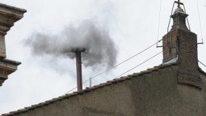 Najveća konklava u istoriji Katoličke crkve nastavlja danas da bira novog papu. Iznad Vatikana video se crni dim što znači da novi poglavar nije izabran. Danas mogu da budu održana četiri kruga glasanja, pošto u sredu, kako se i očekivalo, novi papa nije izabran posle jednog kruga glasanja.