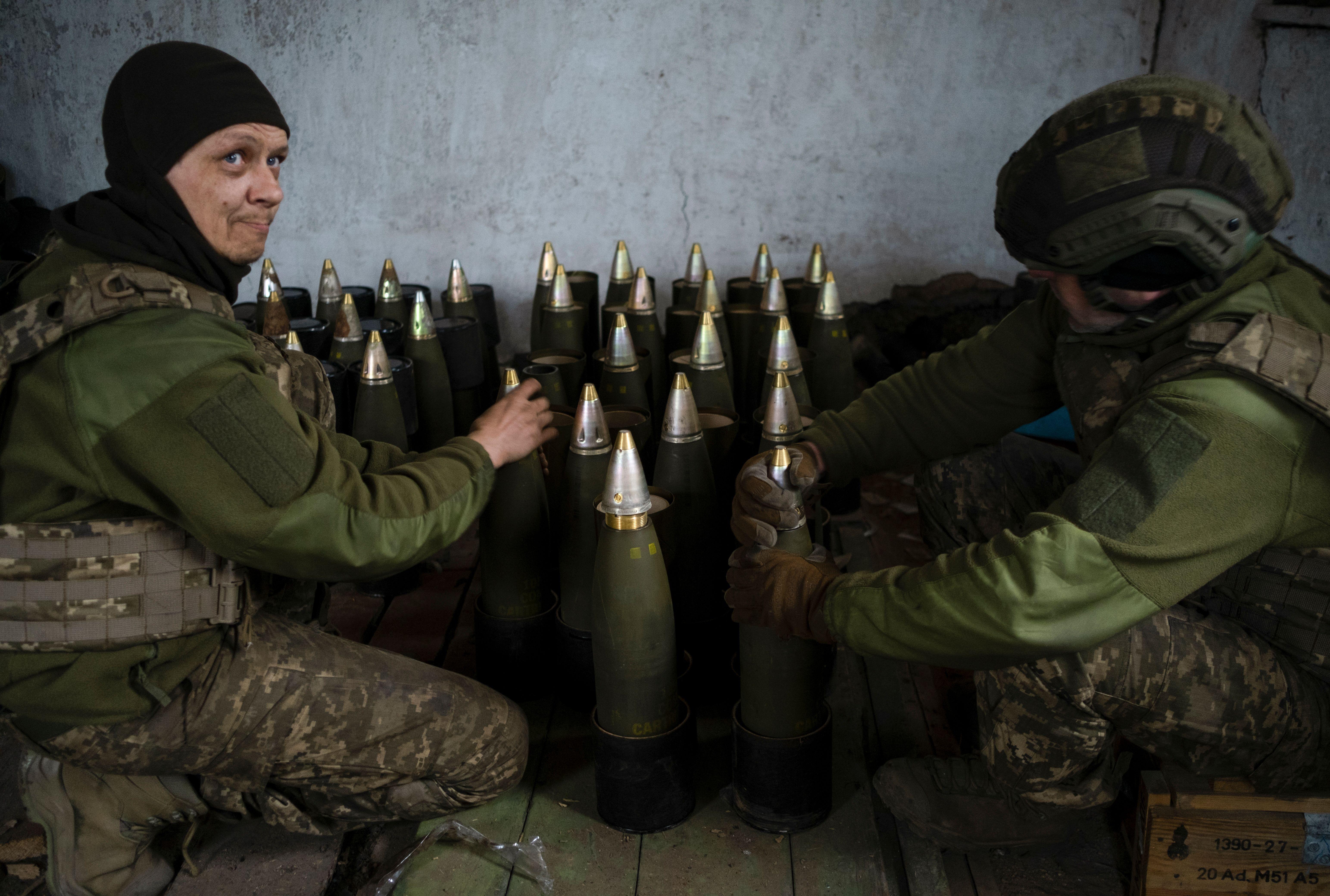 Ukrajinski vojnici sa municijom