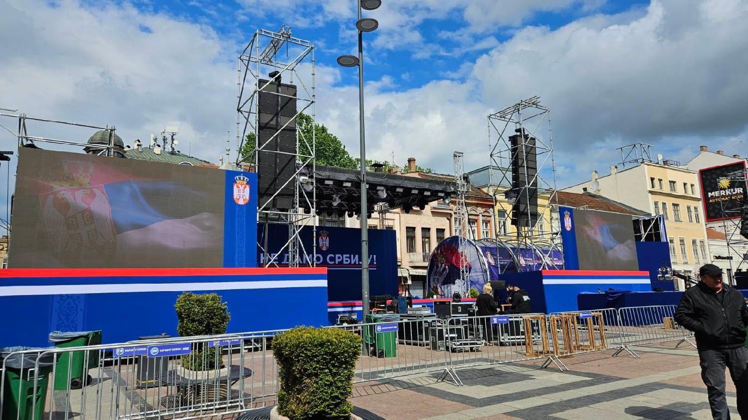 Bina okružena bojama zastave Srbije