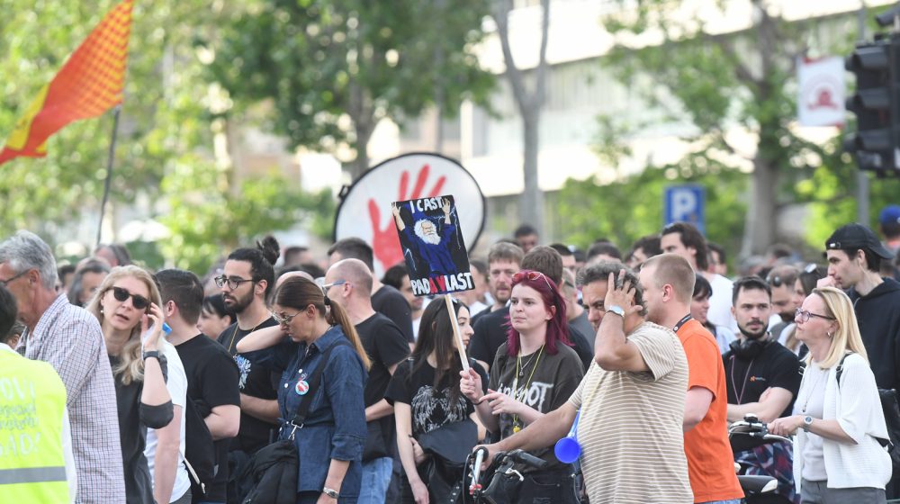 Građani Podbare bukom ispratili Žarka Mićina ispred Svilare, sprovela ga policija (VIDEO) 1