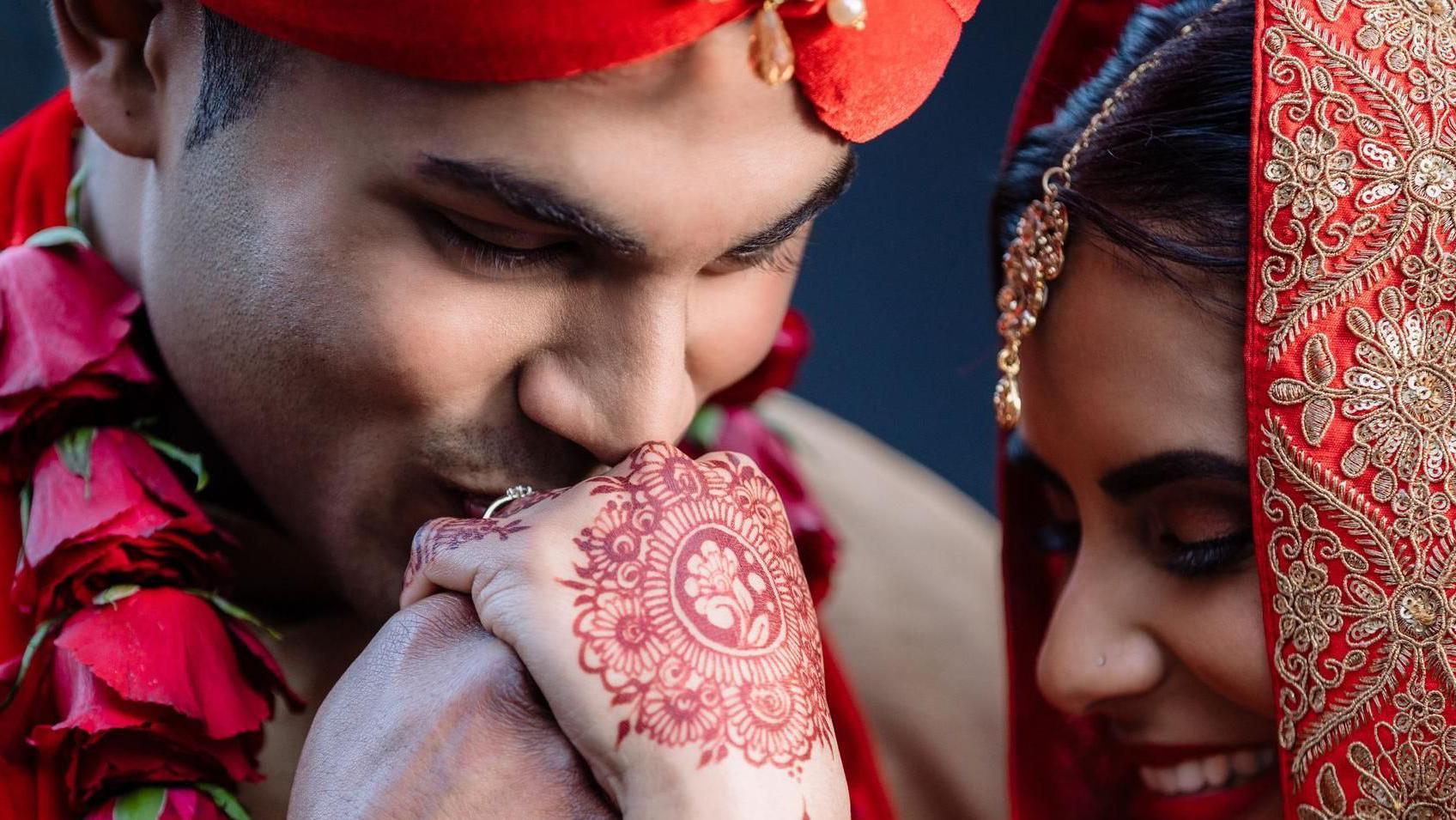 Izbor 'partnera nižeg statusa': Da li je to novi standard obrazovanih žena 4 Snimak srećnog mladog para na dan njihovog venčanja