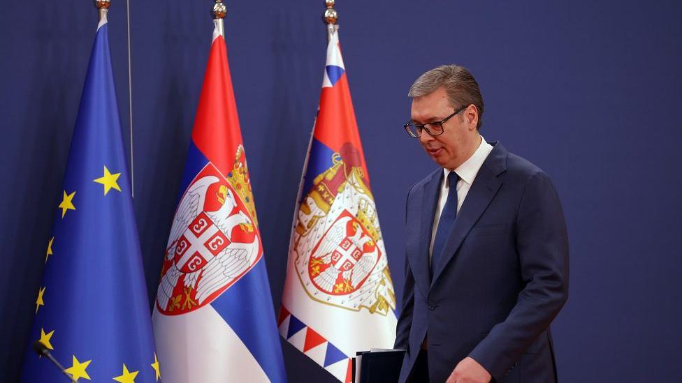 Vučić na putu ka Moskvi, uprkos upozorenjima iz Brisela 1 Vučić sa zastavama