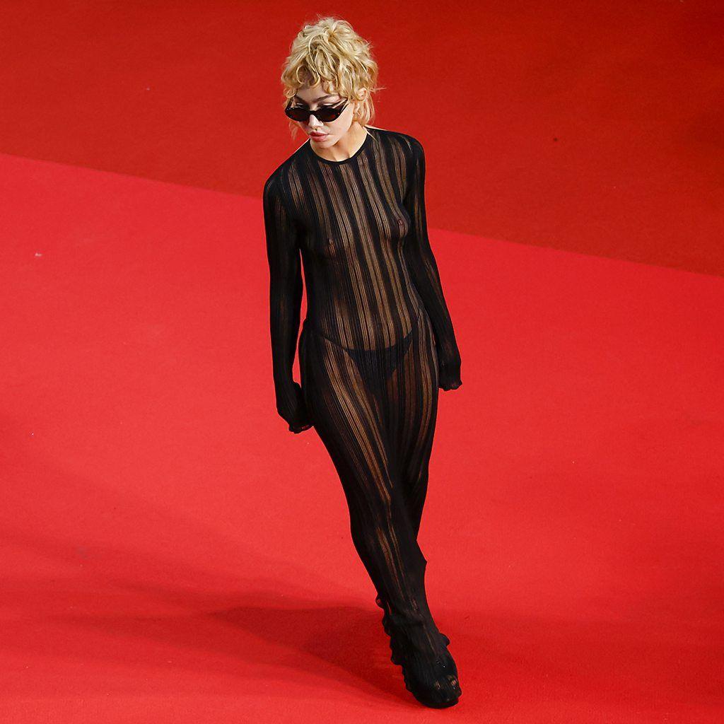 Britanska umetnica i model Nadja Li Koen u providnoj haljini u Kanu 2024. godine 