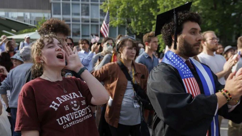 Amerika zaustavlja odobravanje viza studentima 1 protest studenata Harvarda