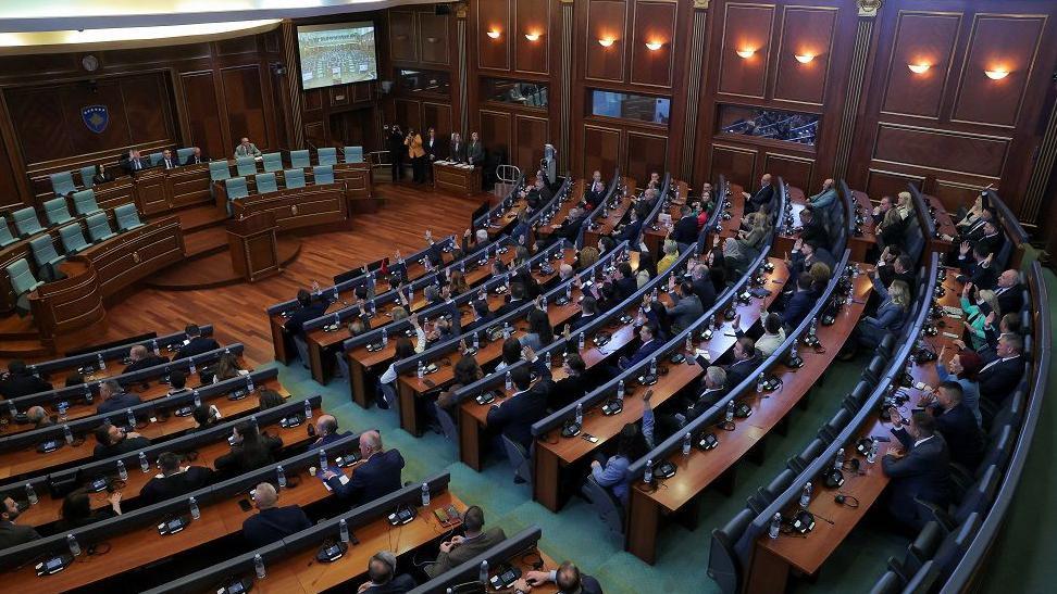 Zašto je Kosovo bez skupštine i posle 14 pokušaja 3 Skupština Kosova ima 120 poslanika i za većinu je potrebna podrška bar 61 predstavnika