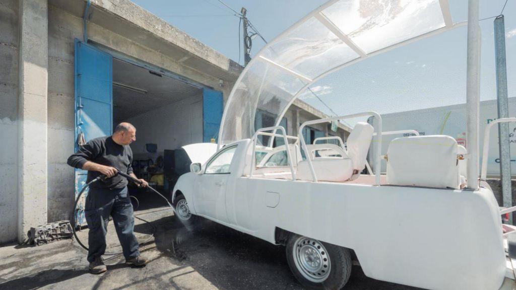 Papamobil će biti pretvoren u zdravstvenu stanicu za decu u Gazi 1 Papamobil