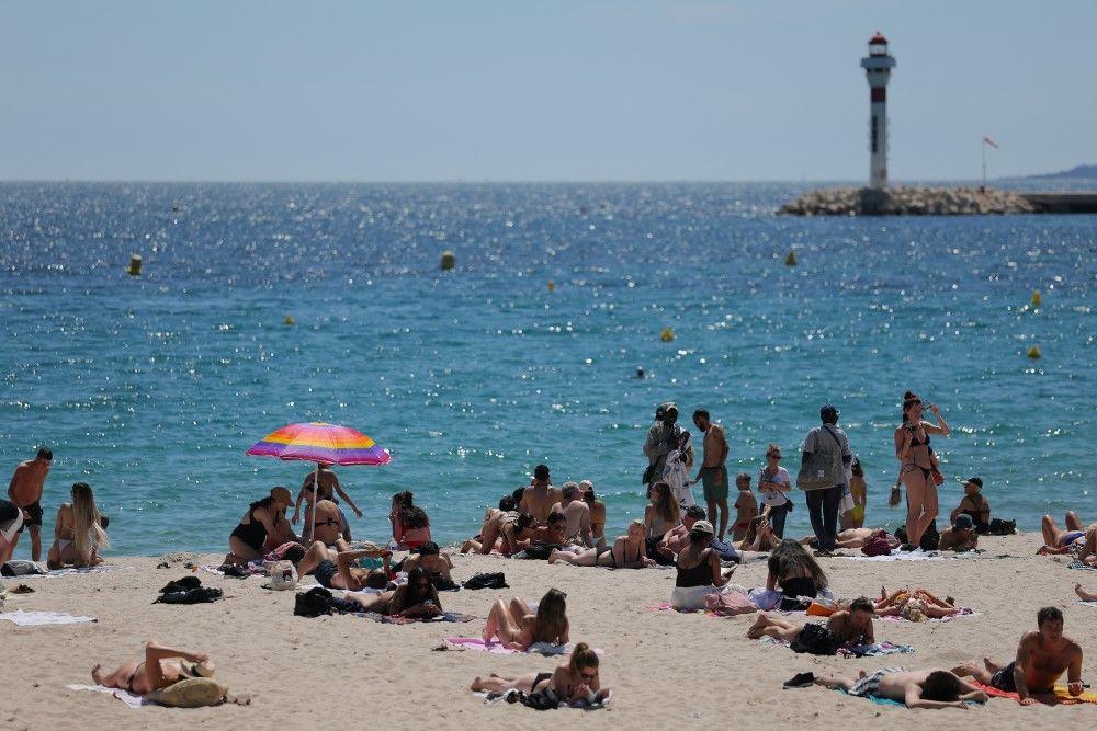 Može li bacanje kamenčića da podigne nivo mora 2 plaža, ljudi na plaži