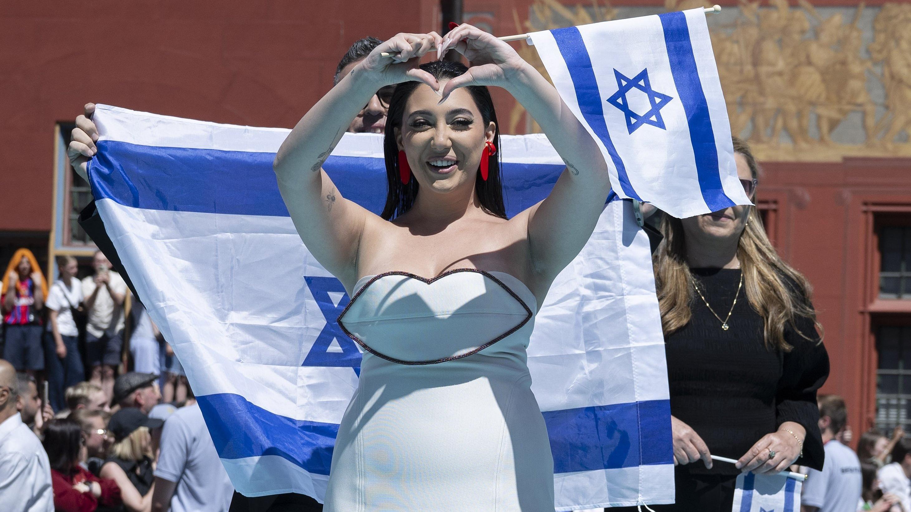 Evrovizija: Izraelka preživela napad Hamasa i sad 'vežba ako joj budu zviždali' 1 Juval Rafael je preživela napad Hamasa na jug Izraela 7. oktobra 2023. i sada nastupa na Evroviziji u Švajcarskoj