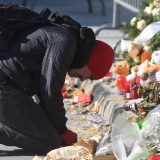 U Novom Sadu građani od ranog jutra donose cveće i pale sveće ispred Železničke stanice 3